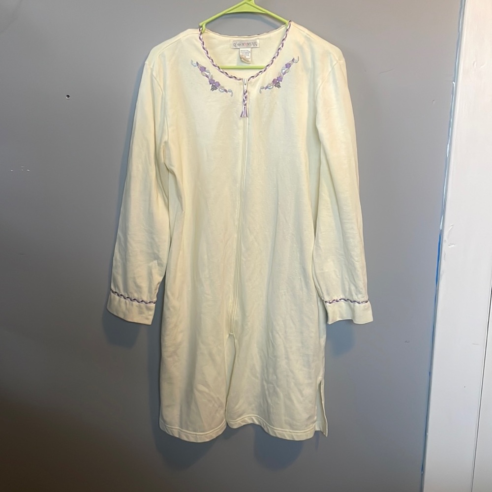 Retro Of The Moment Women’s Medium Cream Full Zip Night Gown Grandmacore cottage
